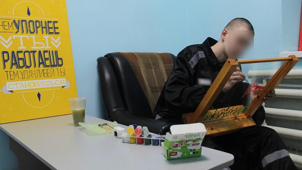 В челябинской колонии осужденные снимают стресс рисунками на стекле