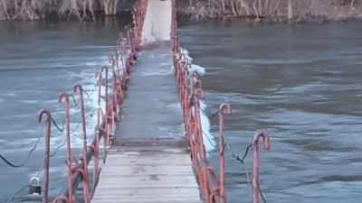 Паводок подтопил знаменитый подвесной мостик через Миасс в районе Казанцево