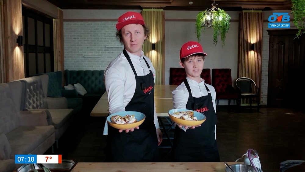 Груша в карамели с сырным кремом в рубрике «Завтрак с шеф-поваром»