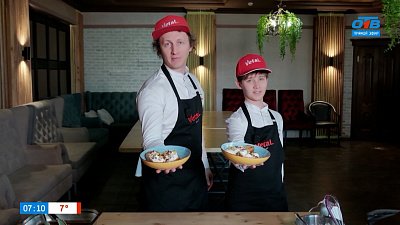 Груша в карамели с сырным кремом в рубрике «Завтрак с шеф-поваром»