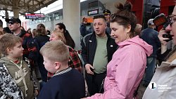 Челябинск аплодисментами встретил пассажиров опрокинувшегося под Ульяновском поезда