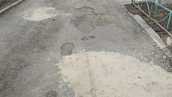 В центре Челябинска жители провели ямочный ремонт дорог за свой счет