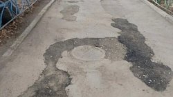 В центре Челябинска жители провели ямочный ремонт дорог за свой счет