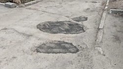 В центре Челябинска жители провели ямочный ремонт дорог за свой счет