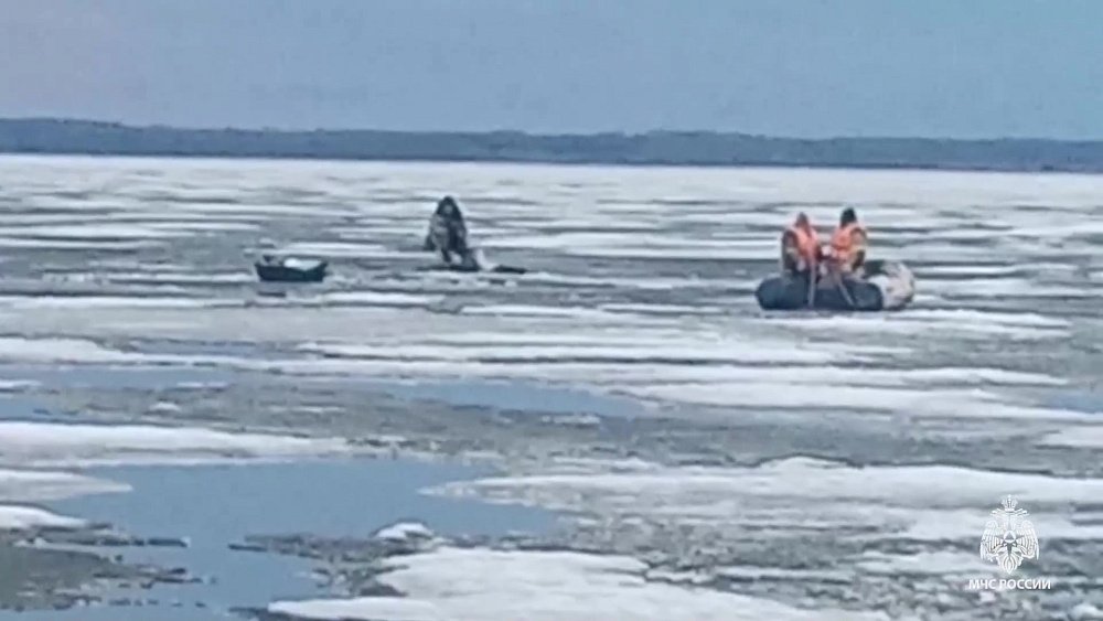 Два рыбака провалились под лед на озере в Каслинском округе