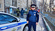 Сотрудник ДПС в Челябинске спас ребенка и домашних животных из горящей квартиры