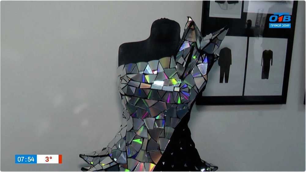 Выставка «Одежда в искусстве» в прямом включении