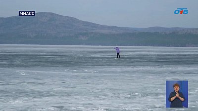 Лыжник провалился на озере Тургояк