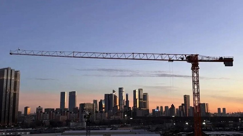 Челябинские краны помогают реконструировать старейший ипподром страны