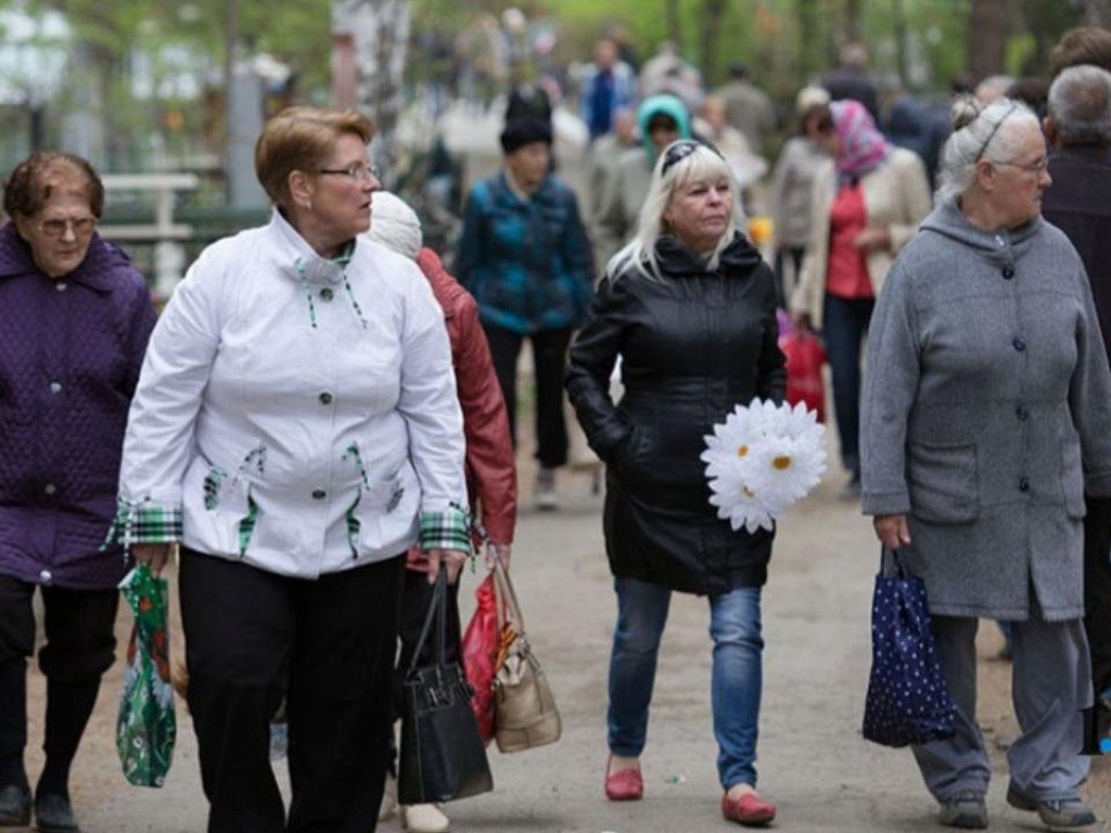 С кладбищ Челябинска вывозят мусор и обрабатывают их от клещей перед Радоницей