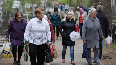 С кладбищ Челябинска вывозят мусор и обрабатывают их от клещей перед Радоницей