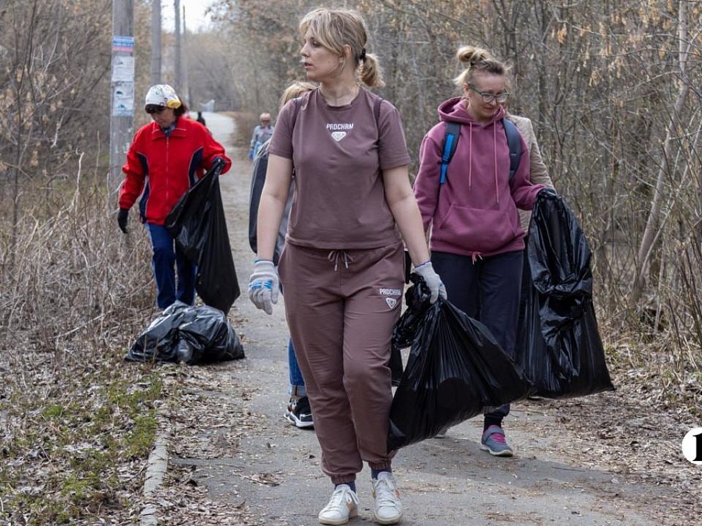 Глава Челябинска прокомментировал горы черных мешков с листьями на тротуарах