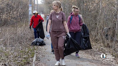 Глава Челябинска прокомментировал горы черных мешков с листьями на тротуарах