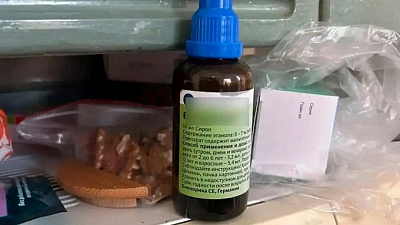 Мужчина по ошибке отравил дочь, налив отвердитель в бутылку от лекарства