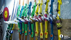 Тройной выстрел в яблочко: сестры‑близняшки удивляют меткой стрельбой из лука