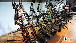 Тройной выстрел в яблочко: сестры‑близняшки удивляют меткой стрельбой из лука