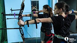 Тройной выстрел в яблочко: сестры‑близняшки удивляют меткой стрельбой из лука