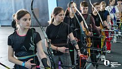 Тройной выстрел в яблочко: сестры‑близняшки удивляют меткой стрельбой из лука