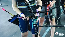 Тройной выстрел в яблочко: сестры‑близняшки удивляют меткой стрельбой из лука