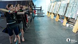 Тройной выстрел в яблочко: сестры‑близняшки удивляют меткой стрельбой из лука