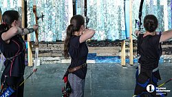 Тройной выстрел в яблочко: сестры‑близняшки удивляют меткой стрельбой из лука