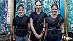 Тройной выстрел в яблочко: сестры‑близняшки удивляют меткой стрельбой из лука