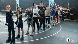 Тройной выстрел в яблочко: сестры‑близняшки удивляют меткой стрельбой из лука