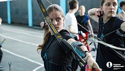 Тройной выстрел в яблочко: сестры‑близняшки удивляют меткой стрельбой из лука