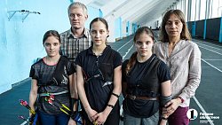 Тройной выстрел в яблочко: сестры‑близняшки удивляют меткой стрельбой из лука