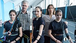 Тройной выстрел в яблочко: сестры‑близняшки удивляют меткой стрельбой из лука