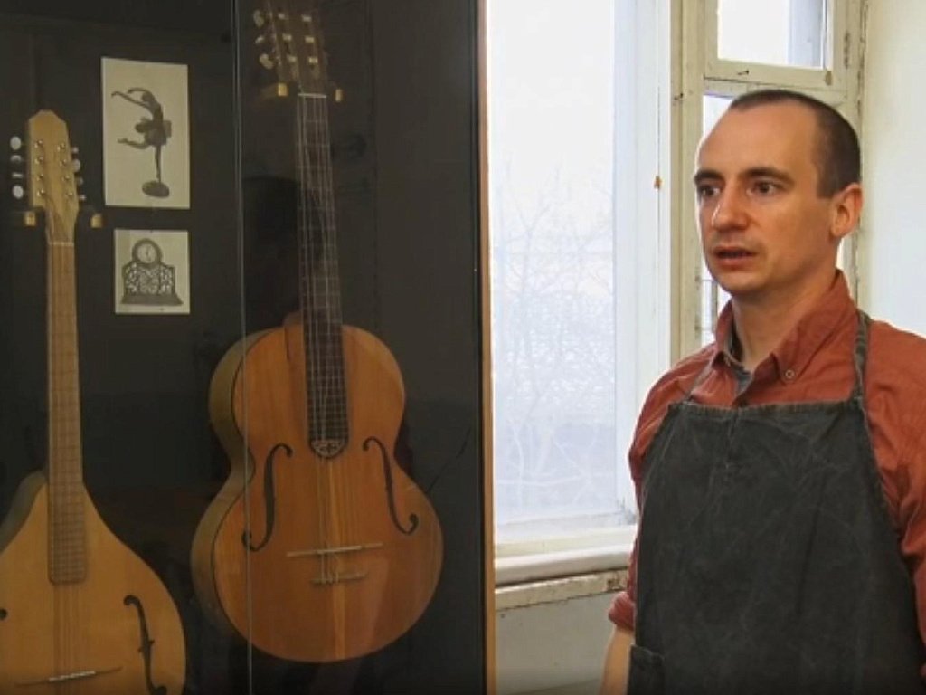 Мастер из Златоуста изготовил гитару из столетнего шкафа прабабушки