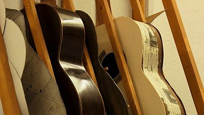 В Златоусте местный житель создает гитары ручной работы