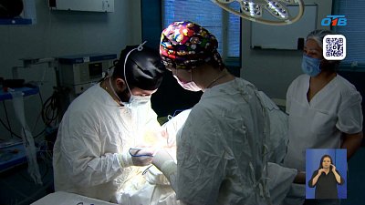 Врачи ЧОКБ прооперировали пациентку с блефароптозом