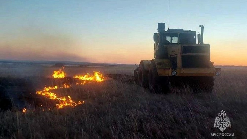 На Южном Урале 15 апреля остановили полевой пал, который угрожал деревням