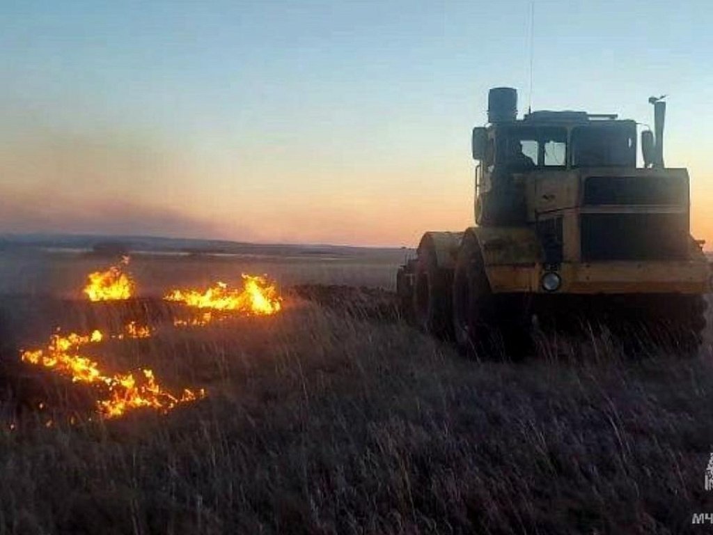 На Южном Урале 15 апреля остановили полевой пал, который угрожал деревням