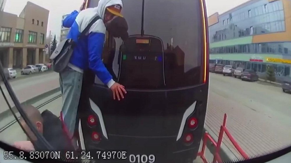 В Челябинске подросток упал под колеса трамвая при попытке прокатиться на сцепке