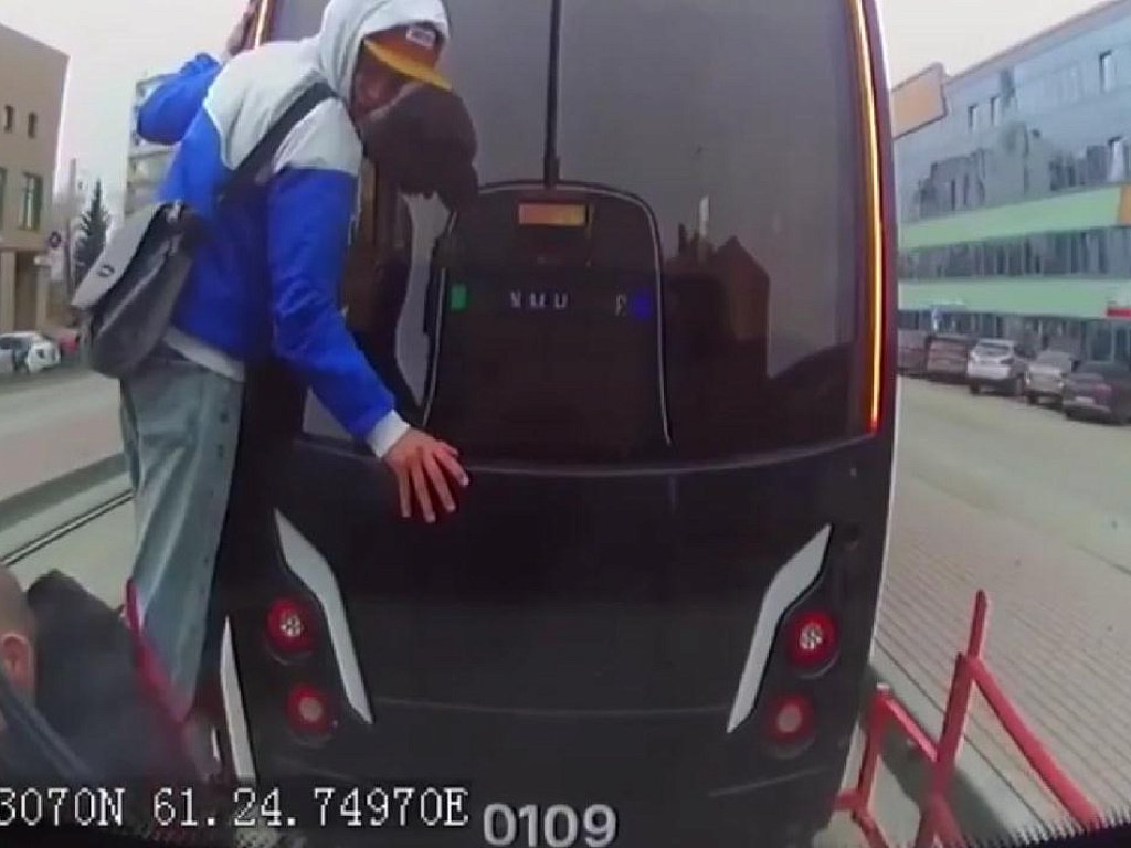 В Челябинске подросток упал под колеса трамвая при попытке прокатиться на сцепке