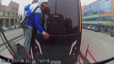 В Челябинске подросток упал под колеса трамвая при попытке прокатиться на сцепке