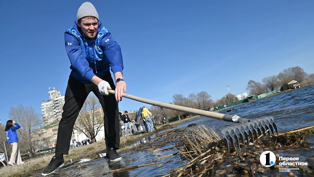 Берег озера Смолино убрали участники акции «Вода России»