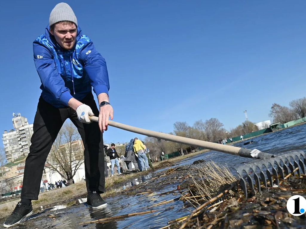 Берег озера Смолино убрали участники акции «Вода России»