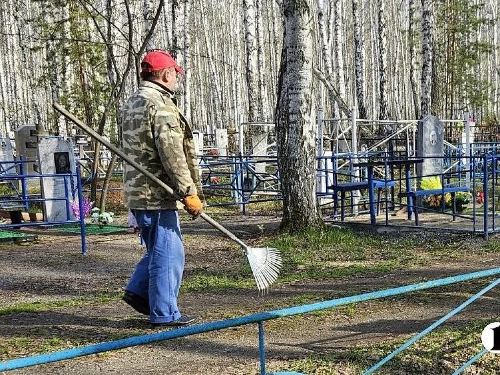 Жители Челябинской области массово отправились на кладбища в теплые выходные
