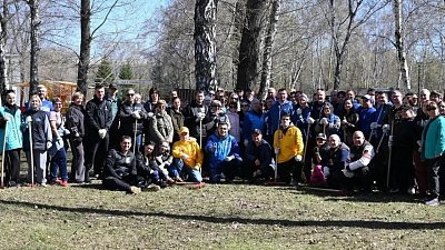 Сад Победы очистили от листвы и мусора в Челябинске