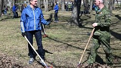 Сад Победы очистили от листвы и мусора в Челябинске