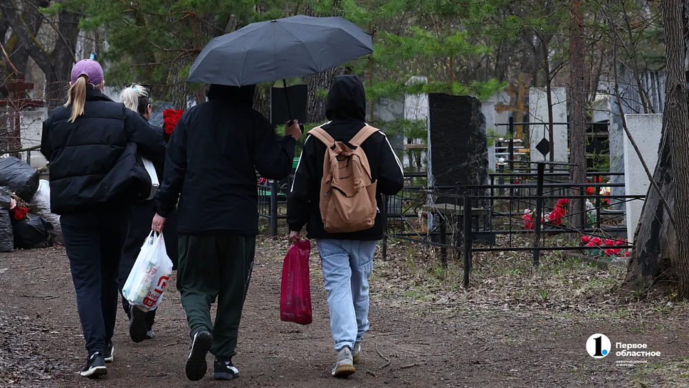 Люди идут на челябинские кладбища в Радоницу, несмотря на дождь