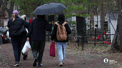 Люди идут на челябинские кладбища в Радоницу, несмотря на дождь