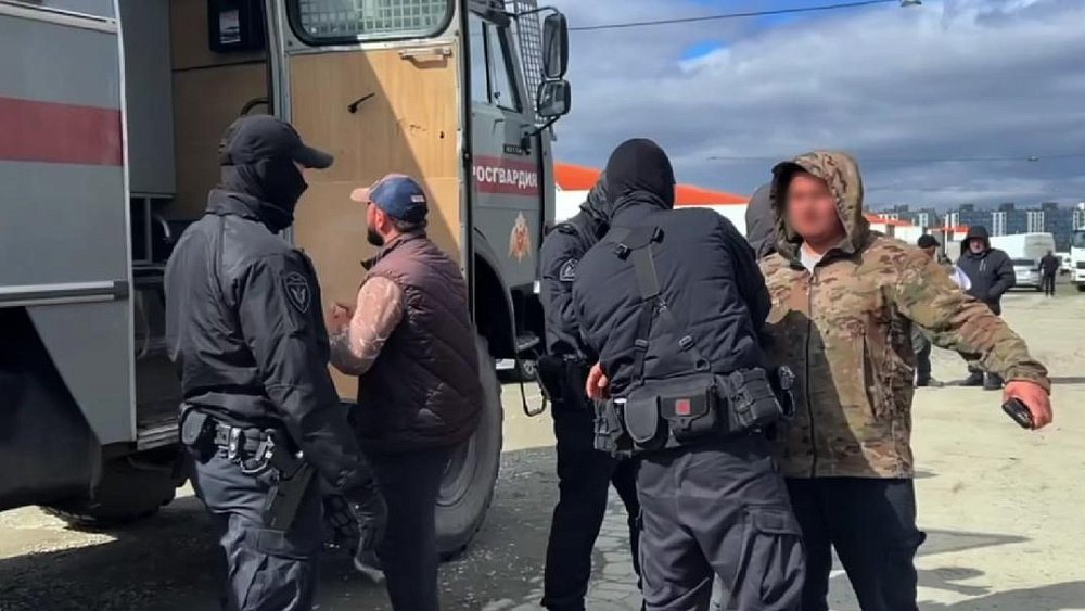 На челябинском рынке «Караван» полицейские задержали 15 мигрантов