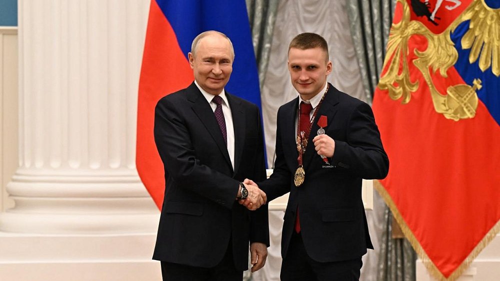 Владимир Путин наградил челябинского боксера в Кремле
