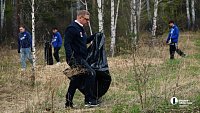 Алексей Текслер принял участие в субботнике в челябинском Экопарке