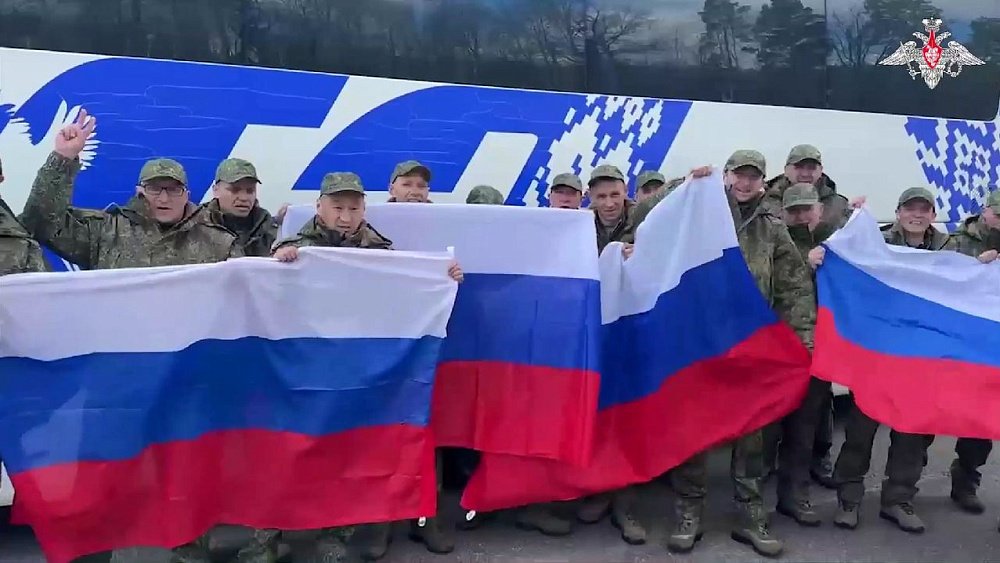 Бойцы из Каслей и Снежинска возвращаются на Родину после обмена пленными