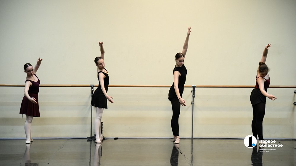 Зрителей Челябинского театра оперы и балета научили гранд плие и батман фраппе